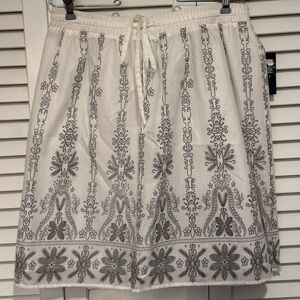Axcess (A Liz Claiborne Company) Black & White Embroidered A-Line Skirt.